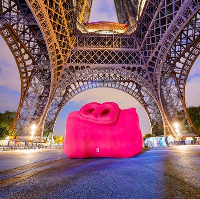 Bangga! Tas Raksasa Karya Buttonscarves Hiasi Menafa Eiffel
