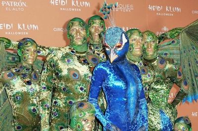Heidi Klum Tampil Nyentrik Pakai Kostum Burung Merak di Pesta Halloween 2023 dengan Koreografi dan Penari