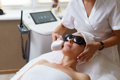 5 Rekomendasi Jenis Perawatan Wajah untuk Kulit Berjerawat Radang, Simak Yuk Biar Glowing!