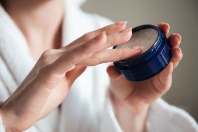Mengulik Bahaya Kosmetik Mengandung Merkuri, Ladies Jangan Tergoda Slogan Cepat Putih!