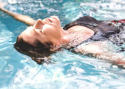 Waduh! Kaporit dalam Kolam Renang Ternyata Ancam Kesehatan Kulit Wajah, Termasuk Penuaan Dini