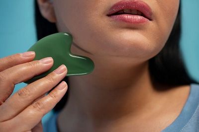 Pengertian Gua Sha dan Manfaatnya untuk Perawatan Wajah