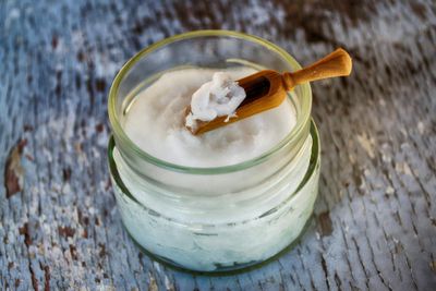 6 Manfaat Minyak Kelapa untuk Rambut dan Kulit Wajah, Begini Caranya!
