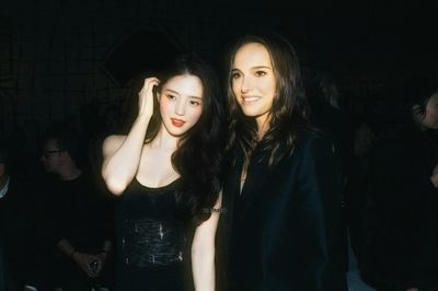 Potret Han So Hee dan Natalie Portman di Paris Fashion Week Jadi Sorotan: Cewek-cewek Cantik Disatuin