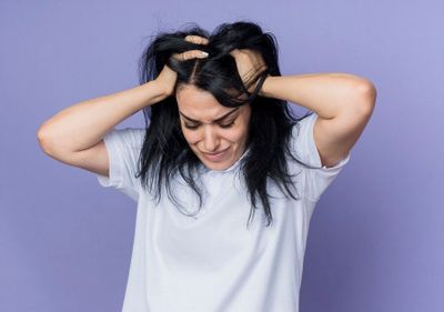 5 Faktor Penyebab Rasakan Nyeri di Rambut, Nomor 2 Sering Dilakuin!