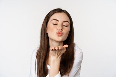 Tips Merawat Bibir Kering dan Pecah-pecah, Jangan Biasain Menjilat Bibir!