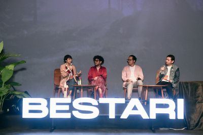 Berkain Merah, Kunto Aji Tampil Etnik di Bestari Festival