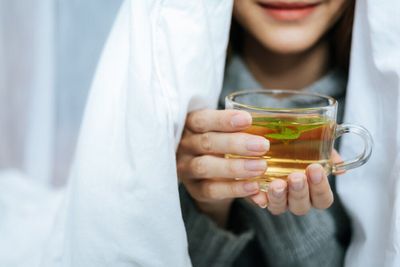 Teh Bikin Mual dan Pusing? Mungkin Tubuhmu Lagi Ngasih Sinyal
