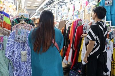 Gempuran Fast Fashion Impor Makin Tren di Indonesia, Poppy Dharsono Angkat Bicara