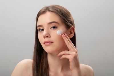 Apakah Perlu Menggunakan Sunscreen saat di Dalam Ruangan?