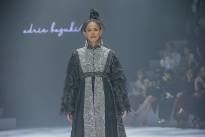 Inspirasi Baju Lebaran dari Adrie Basuki, Angkat Wastra Indonesia dengan 3 Paduan Kain