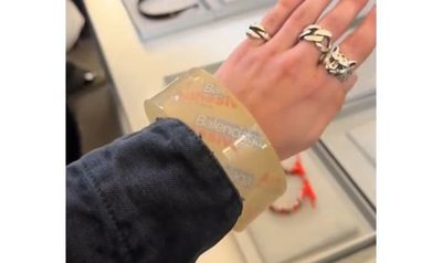 Balenciaga Rilis Gelang Selotip Seharga Rp 51 Juta, Warganet Tercengang