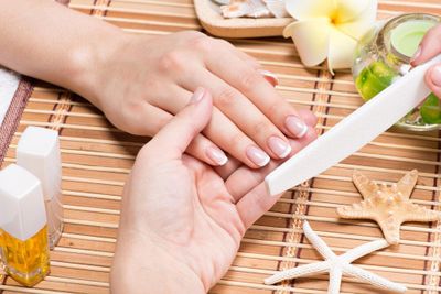6 Tips Mudah Merawat Kuku Biar Gak Gampang Rapuh, Jangan Sering Kena Air!