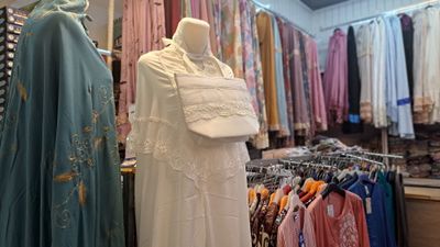 Wow, Selama Ramadan 2024 Pedagang Mukena Model Polos di Beringharjo Ini Raup Omset 30 Juta Per Harinya