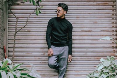 Pilihan Outfit Pria yang Cocok Dipasangkan dengan Celana Abu-Abu