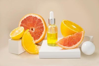 Gak Cuma Mencerahkan, Ternyata Menggunakan Serum Vitamin C Setiap Hari Memiliki 5 Manfaat ini!