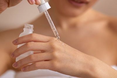 5 Manfaat Luar Biasa Menggunakan Serum Hyaluronic Acid Setiap Hari, Bisa Bikin Glowing!