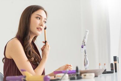 Selain Mempercantik Diri, Inilah 5 Manfaat Makeup untuk Kesehatan Mental