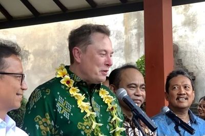 Mendunia! Elon Musk Kenakan Batik Bomba dari Sulteng saat Hadiri World Water Forum ke-10