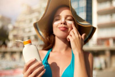 Benarkah Memakai Sunscreen SPF Tinggi Efektif untuk Perlindungan Kulit?