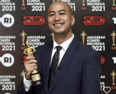 3 Padu Padan Outfit ala Pandji Pragiwaksono Host LOL Indonesia: Yang Ketawa Kalah