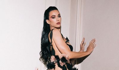 Kenakan Gaun Hitam, Busana Katy Perry Jadi Sorotan di Acara Vogue World Paris 2024