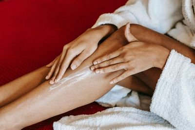 Wajib Tau! Beda Body Serum dan Body Lotion, Serta Rekomendasinya untuk Remaja