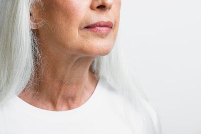 6 Cara Mencegah Kerutan pada Leher, Salah Satunya Penggunaan Retinol
