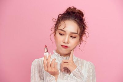 5 Rekomendasi Lip Serum Terbaik untuk Bibir Gelap, Apa Aja Ya?