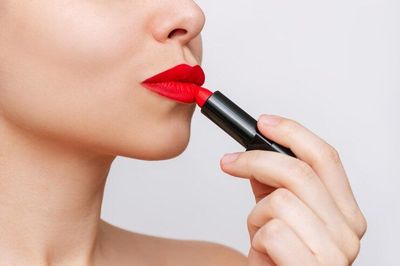 4 Cara Mengaplikasikan Lipstik dengan Benar dan Sempurna, Para Cewek Merapat!
