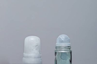 Perbedaan Kegunaan Batu Tawas dan Deodorant Biasa untuk Cegah Bau Badan