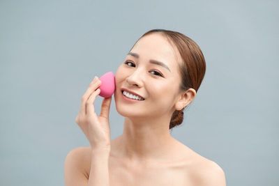 5 Tips Mudah Membersihkan Beauty Blender, Salah Satunya Bisa Pakai Minyak Zaitun Loh!