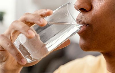 Minum Air Putih Saat Bangun Tidur, Manfaatnya Gak Main-Main!