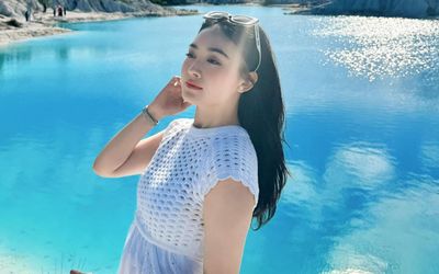 Cantiknya Unlimited, Natasha Wilona Pose Pakai Gaun Putih di Danau Kaolin Bangka Tengah