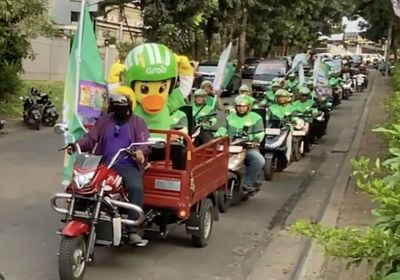 Parade Gemas Badut Ayam Naik Ojol, Bikin Netizen Heboh