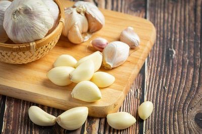 Bisakah Bawang Putih Mentah Jadi Obat Jerawat? Ini Penjelasannya