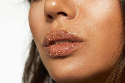 3 Cara Menghilangkan Bibir Hitam dengan Madu di Rumah