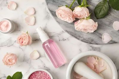 Cara Mudah Bikin Face Mist Air Mawar agar Kulit Makin Glowing