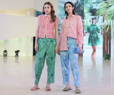 Inspirasi Gaya Chic dengan Sandal Jepit dan Baju Kasual, Bikin Makin Pede