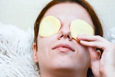 6 Manfaat Masker Kentang untuk Kulit, Ampuh Menyamarkan Kantong Mata