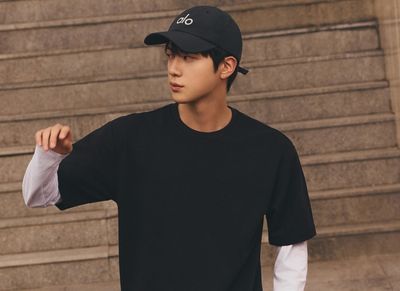 Tetap Sederhana Namun Bergaya, Jin BTS Umumkan Jadi Duta Merek Alo Yoga