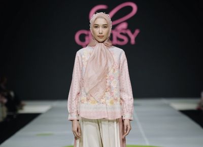 Koleksi Manis Sweet Ribbon Flowers Melenggang di JMFW 2025