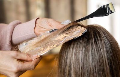 Tren Semir Rambut di Kalangan Perempuan Berjilbab: Antara Kecantikan dan Ekspresi Emosional