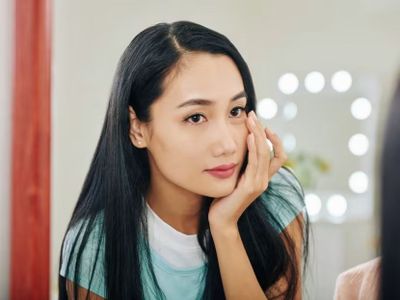 5 Cara Make Up Natural dengan Tren Tanpa Concealer di TikTok