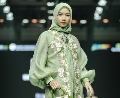 5 Desainer Lokal Kreasikan Wastra Jadi Busana Mewah di IN2MF 2024