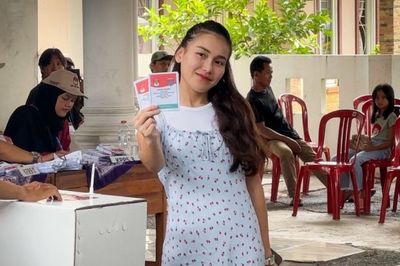 Serba Biru Muda, Ayu Ting Ting dan Keluarga Pakai Baju Kompak saat Nyoblos Pilkada 2024