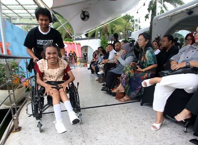 Cantiknya 28 Model Disabilitas Fashion Show, Pakai Busana Wilsen Willim hingga Layak Official