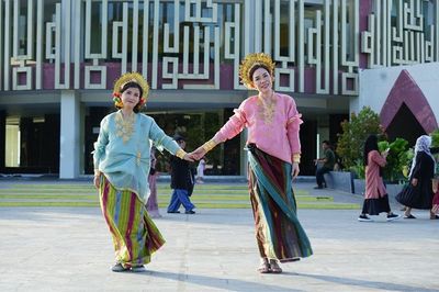 Potret Dua Wisatawan Asal China saat Memakai Baju Adat Khas Masyarakat Bugis, Tuai Pujian Warga Parepare