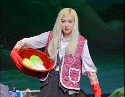 Bikin Gemas! Rose BLACKPINK Kenakan Outfit Ala Bibi Korea di Fansign