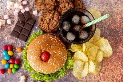 10 Makanan yang Harus Dihindari untuk Jaga Kulit Tetap Sehat dan Cerah